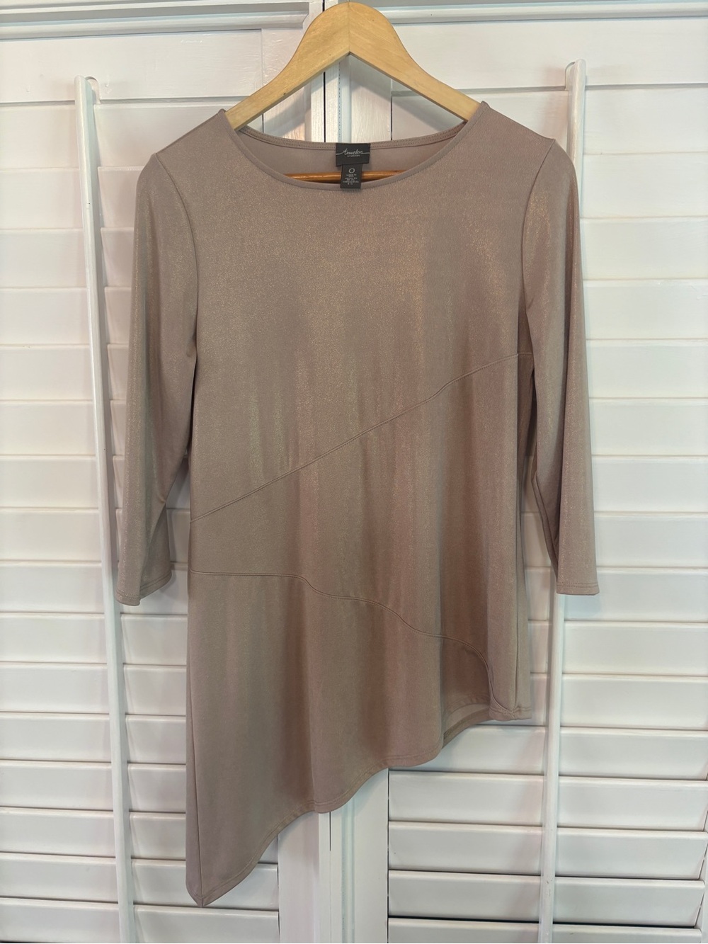 Chicos Traveler Tan Shimmer Asymmetrical Hem Top Size 0 (small)